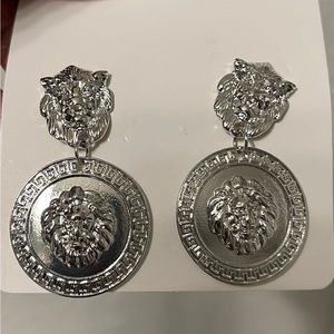 Round shape silver earrings